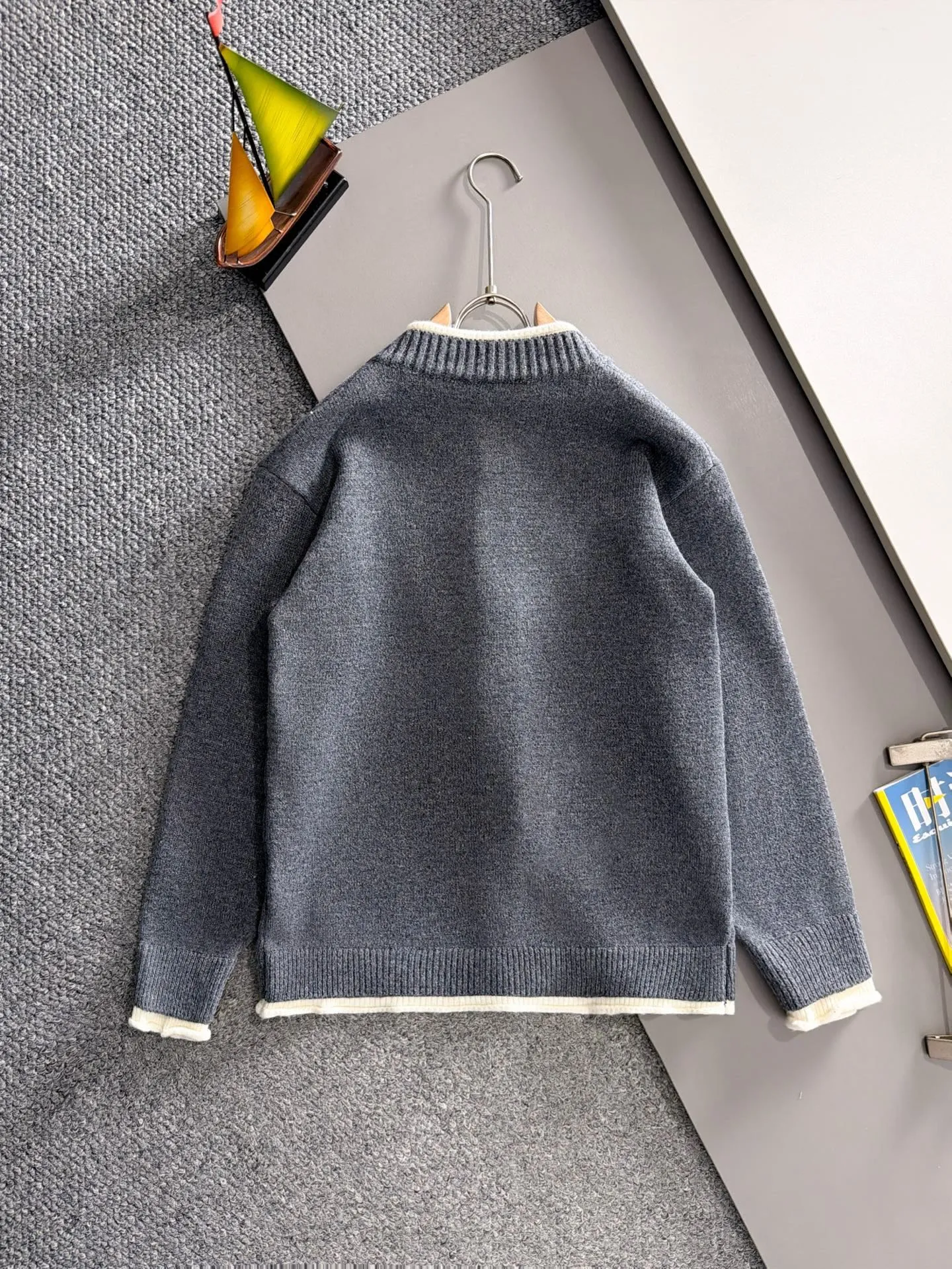 The latest knitted sweater jackets from the Hermès official website for autumn and winter 2026 are on sale at the same time at Hot Sale! Specially made of wool blended fabric. It feels comfortable and can be directly in contact with the skin. The logo badge is exquisitely embroidered, which is extremely eye-catching! The details highlight the fashionable charm of big brands. Exquisite workmanship. Three-dimensional cutting style. The wearing effect is invincible and handsome! All three standards are complete! Sizes:M-4XL
